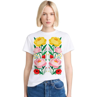 Koszulka z kwiatami – stylowy T-shirt damski z kwiatowym nadrukiem