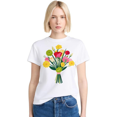 Koszulka z kwiatami – stylowy T-shirt damski z kwiatowym nadrukiem
